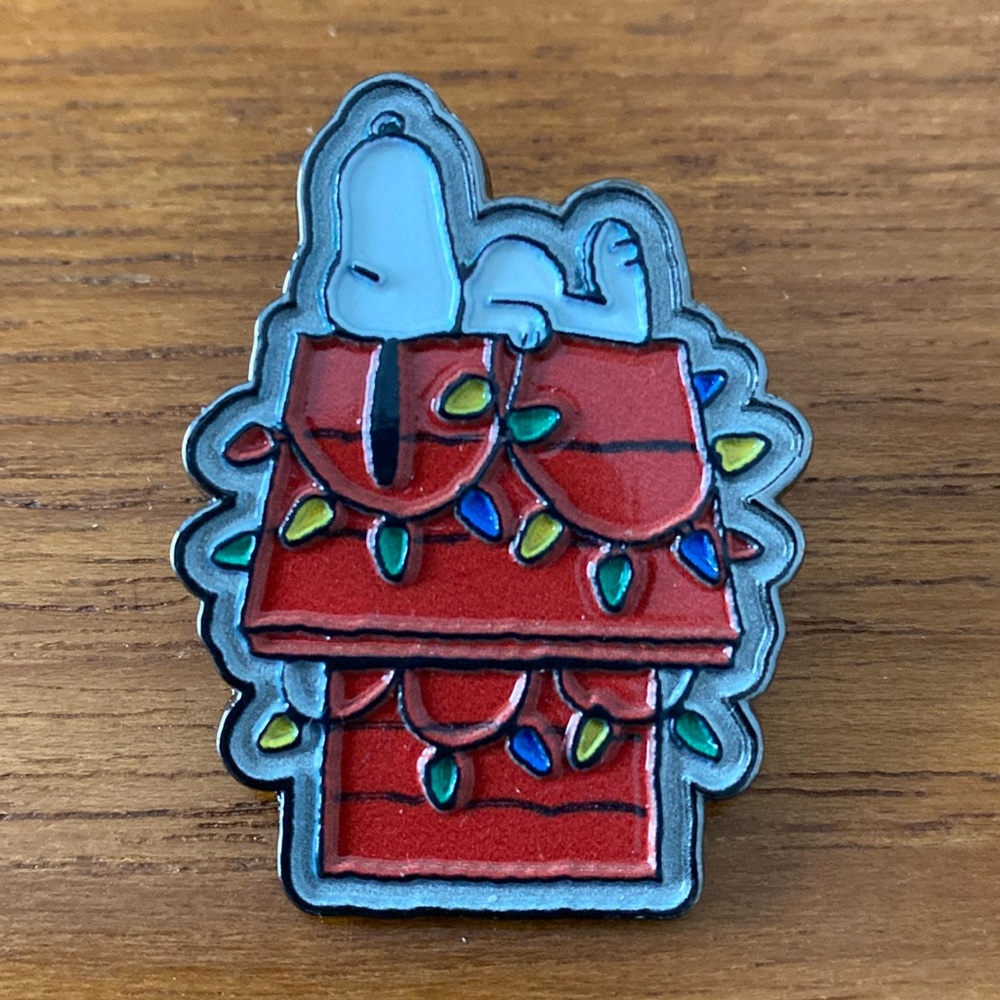Snoopy‘s Christmas dog house tack pin